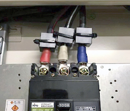 動力電源の赤・白・青のケーブルへのパワーガード取付例