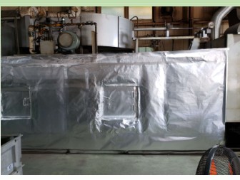 工場設備の周りをシートで覆った例